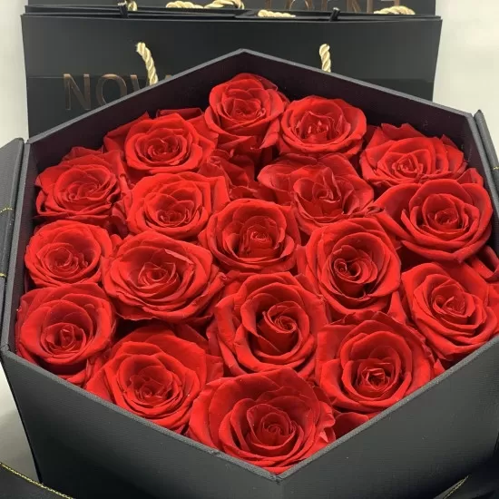 18 Rosas Rojas naturales preservadas en caja de regalo hexagonal 18 Rosas Rojas naturales preservadas en caja de regalo hexagonal
